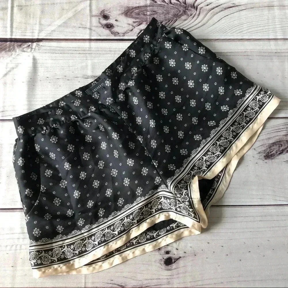 Forever 21‎ Satin Shorts Womens 27 Black White Paisley Border Print Pockets Boho